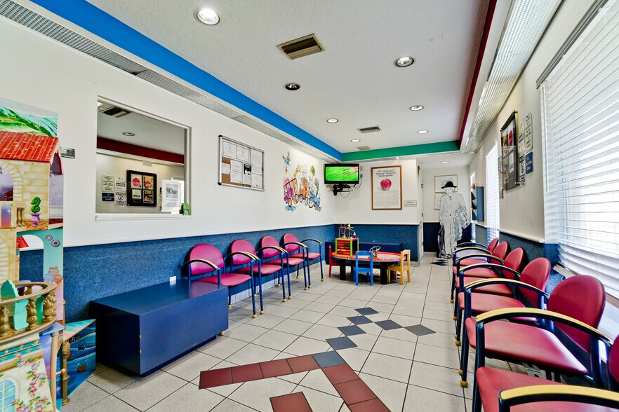 More Photos Of 1666 Mound St, Sarasota Medical For Sale
