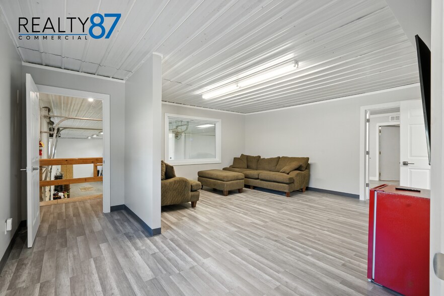 More Photos Of 2700 Stonegate Ct, Hiawatha Showroom For Sale