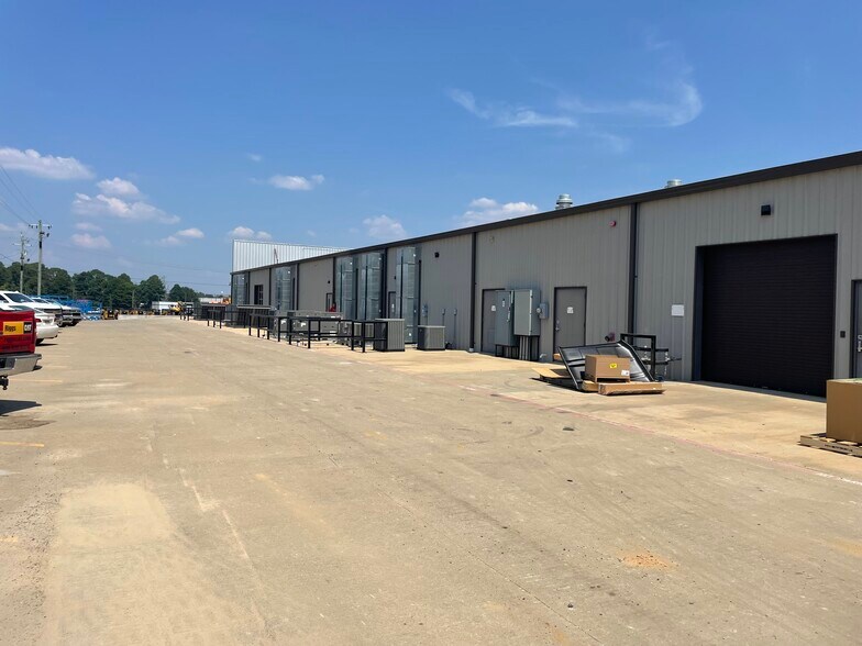 More Photos Of 20453 Interstate 30 S, Benton Flex For Lease