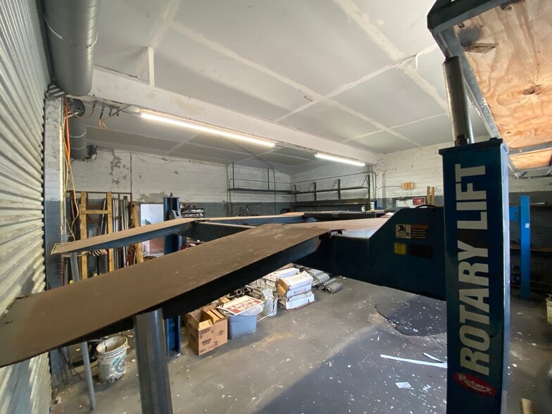 More Photos Of 1398 Washington Blvd, Beaumont Auto Repair For Lease