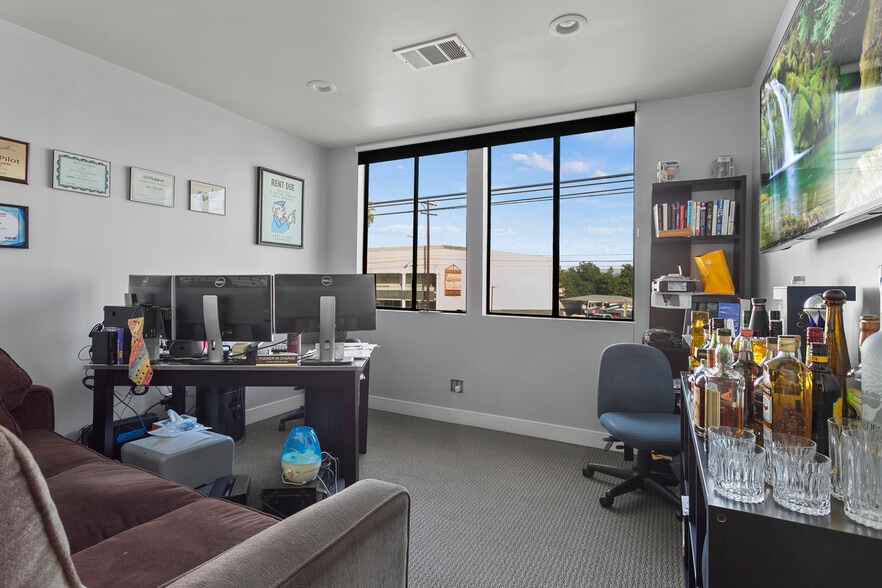More Photos Of 22520-22522 Ventura Blvd, Woodland Hills Storefront Retail Office For Lease