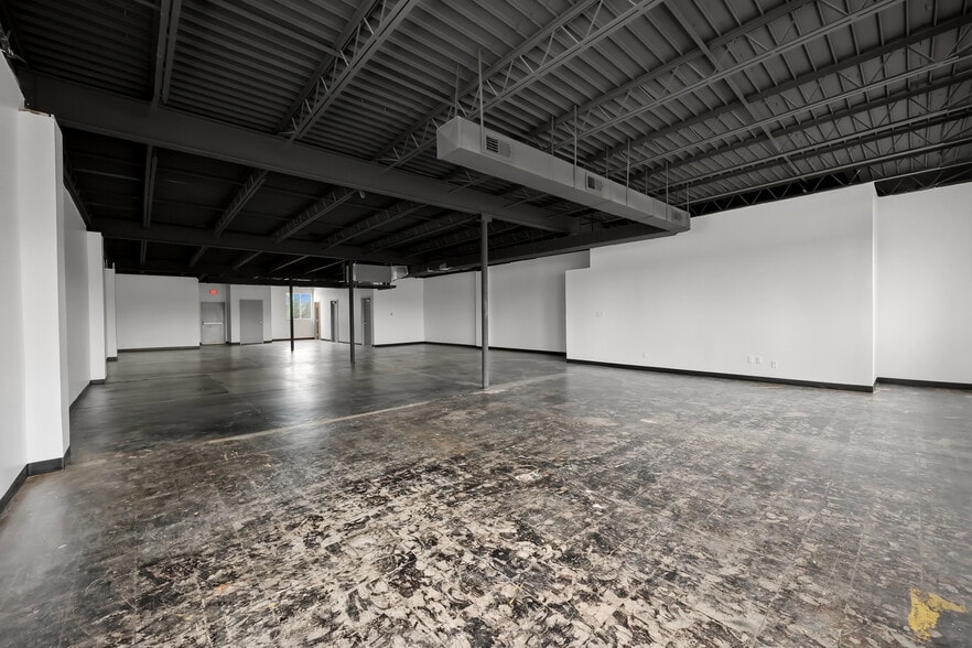 More Photos Of 937 Winchester Rd, Lexington Storefront For Lease