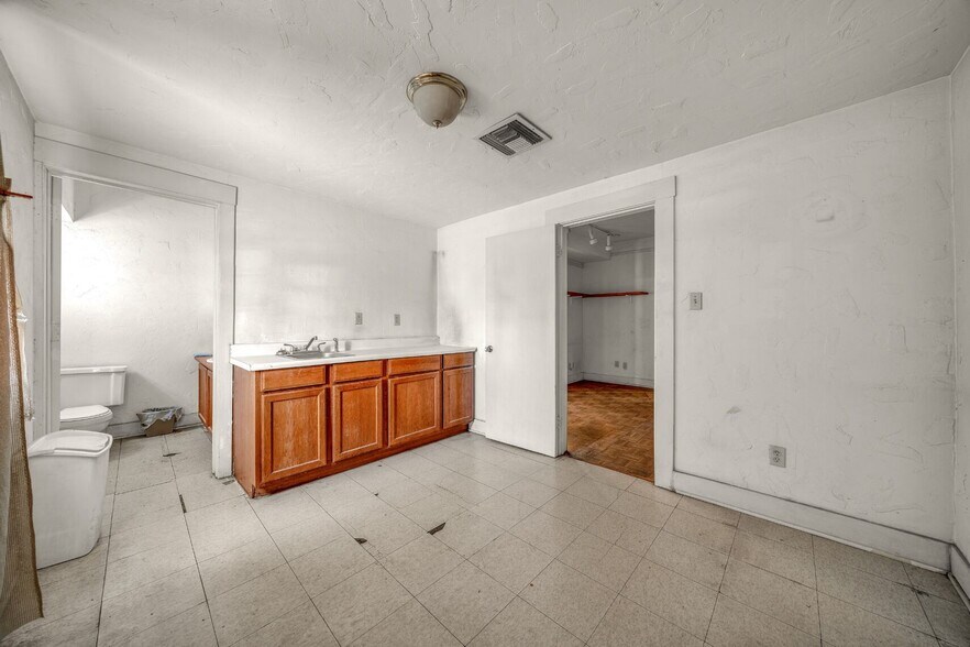 More Photos Of 1433 N 1st St, Phoenix General Retail For Sale