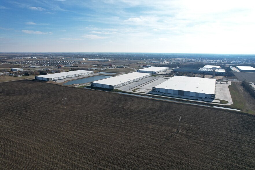 More Photos Of 2075 25th, Altoona Distribution For Lease