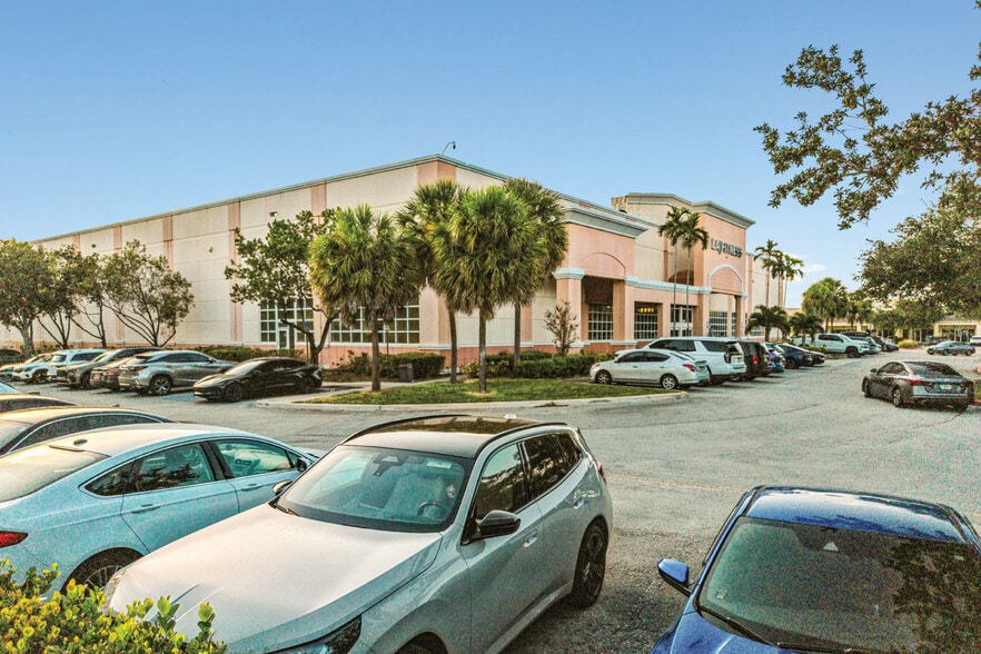 More Photos Of 1900 N Flamingo Rd, Pembroke Pines Health Club For Sale