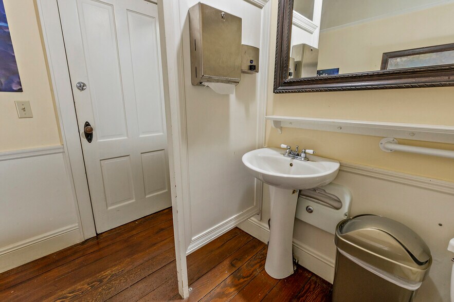 More Photos Of 240 E California St, Jacksonville Hotel For Sale