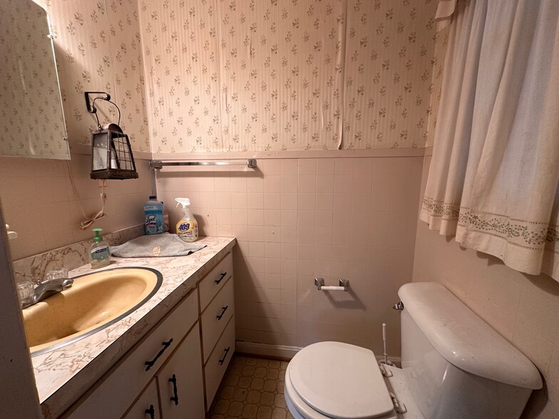 More Photos Of 4180 Old Town Rd, Huntingtown Loft Creative Space For Sale