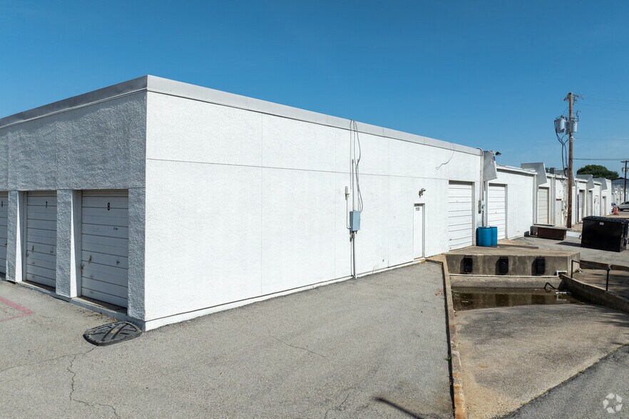 More Photos Of 1100-1120 Luke St, Irving Unknown For Lease