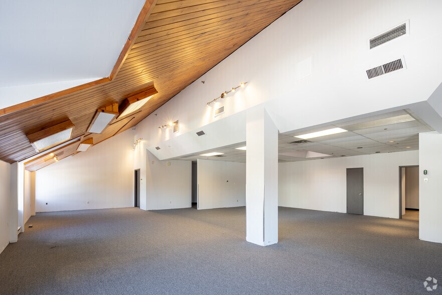 More Photos Of 32 Rue Saint-Charles, Longueuil Office For Lease