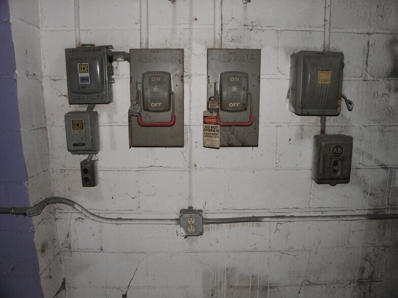 More Photos Of 922 Armstrong St, Morris Distribution For Lease