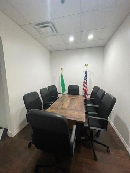 More Photos Of 7075 Kingspointe Pky, Orlando Showroom For Sale