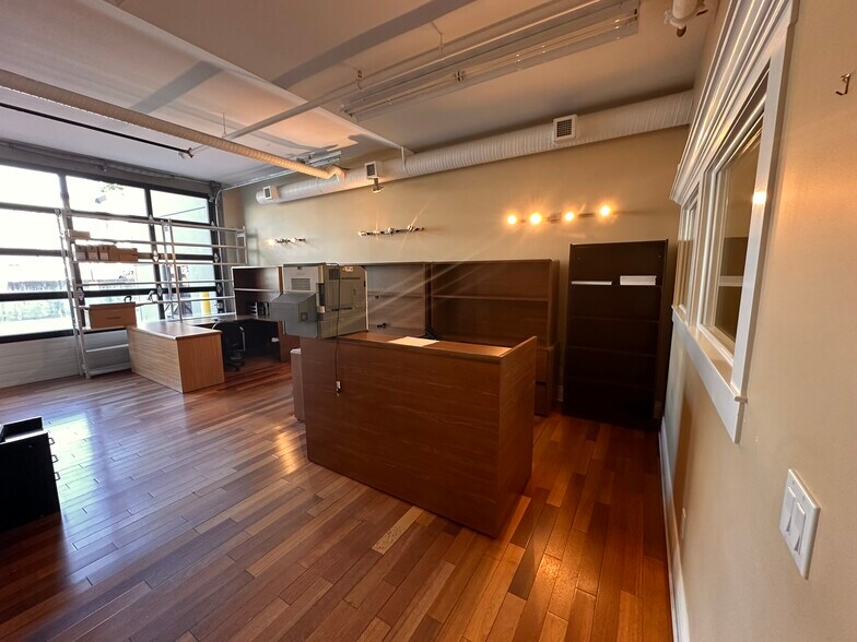 More Photos Of 15272 Croydon Dr, Surrey Office Residential For Sale