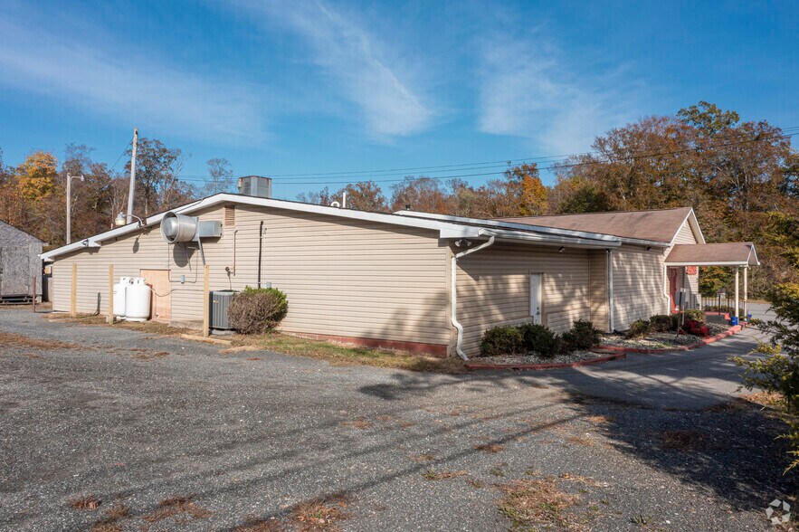 More Photos Of 7670 Hawthorne Rd, La Plata Bar For Sale