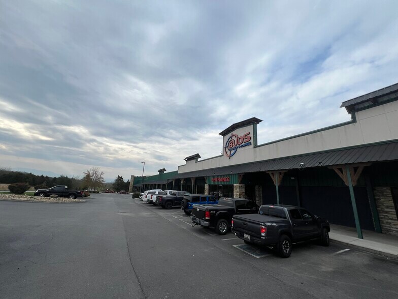 More Photos Of 2270 Two Rivers Blvd, Sevierville General Retail For Sale