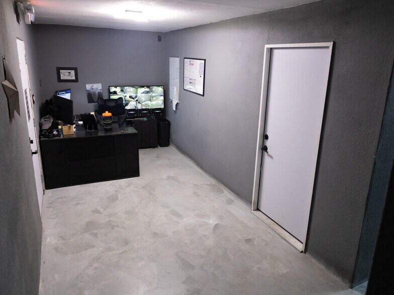 More Photos Of 16526 Market St, Channelview Showroom For Sale
