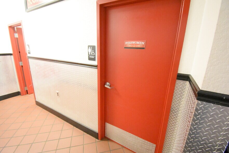 More Photos Of 253 N Bypass 35, Alvin Storefront For Lease
