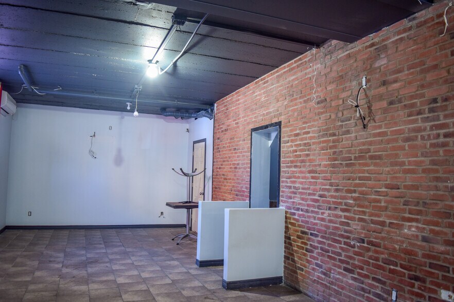 More Photos Of 7427-7429 Rue Saint-Hubert, Montréal Storefront For Sale