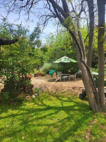 More Photos Of 18552 Erwin St, Tarzana Land For Lease