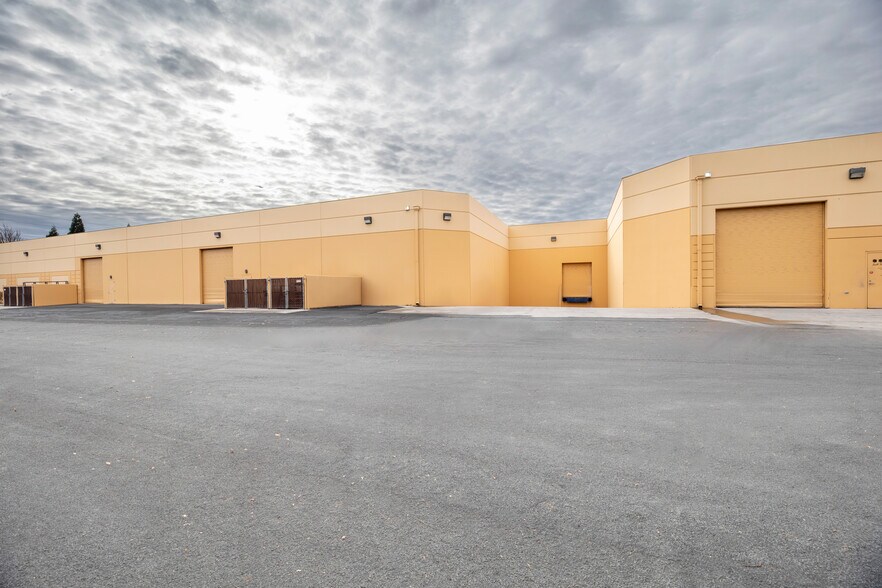 More Photos Of 1325 Capital Blvd, Reno Showroom For Sale