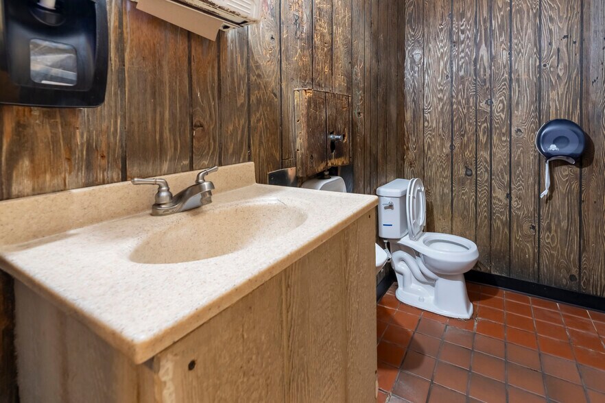 More Photos Of 101 W Monroe St, Carbondale General Retail For Sale