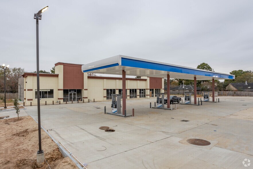 More Photos Of 3603 Greenhouse Rd, Katy Service Station For Lease
