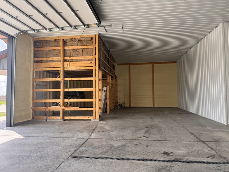 More Photos Of 530 Aircom Dr, Marion Flex For Sale