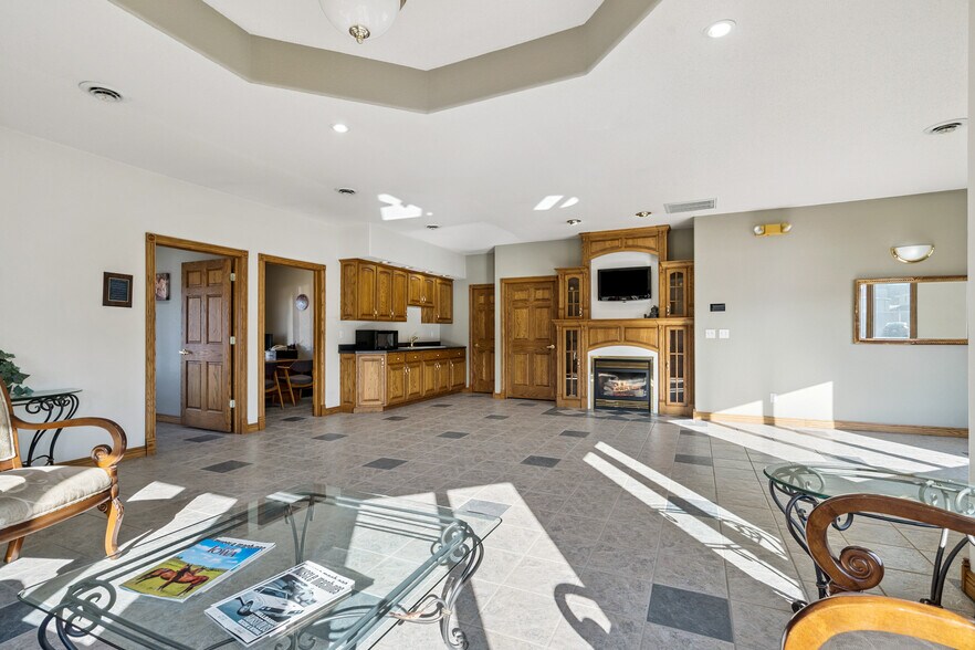 More Photos Of 702 Short St, Decorah Office For Sale