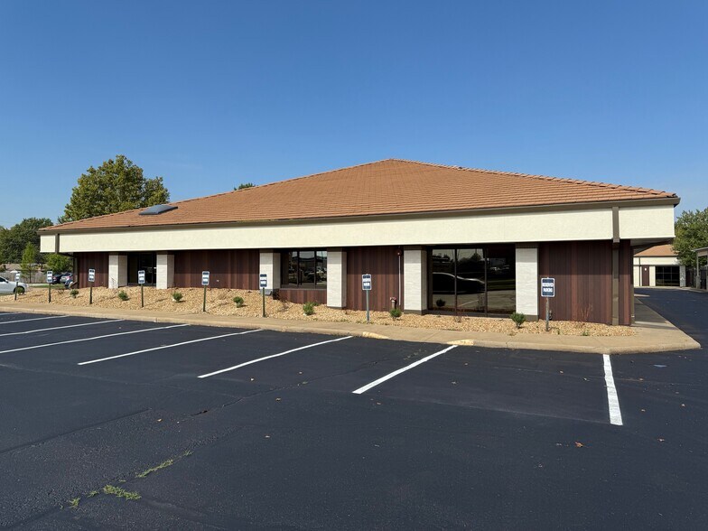More Photos Of 2900 S National Ave, Springfield Medical For Lease