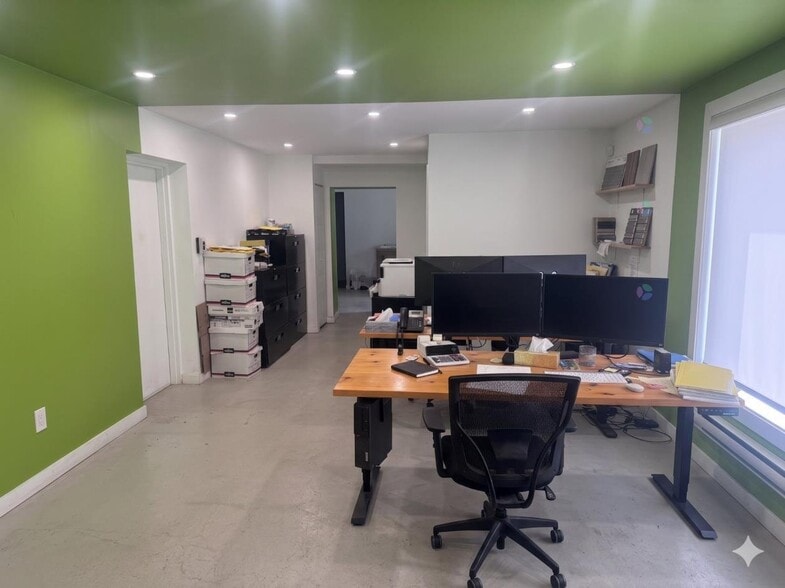 More Photos Of 15925 Rue Notre-Dame E, Montréal Light Manufacturing For Sale