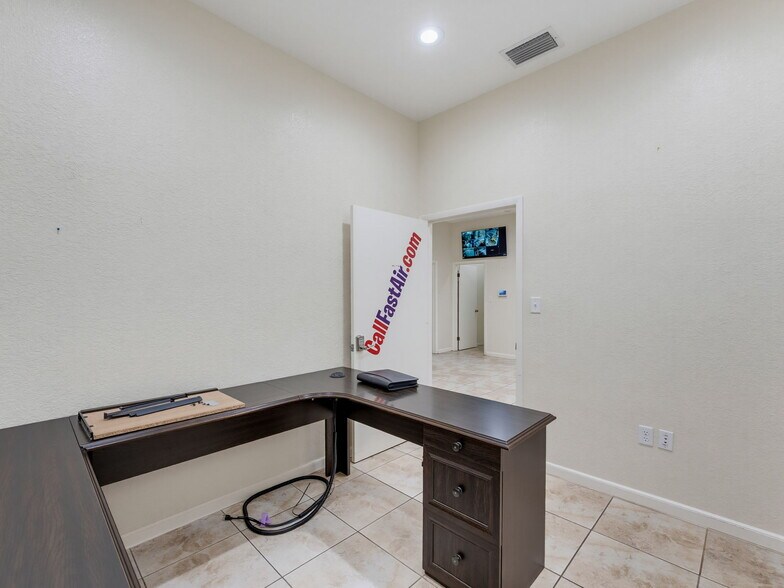 More Photos Of 3347 SW 7th St, Ocala Distribution For Sale