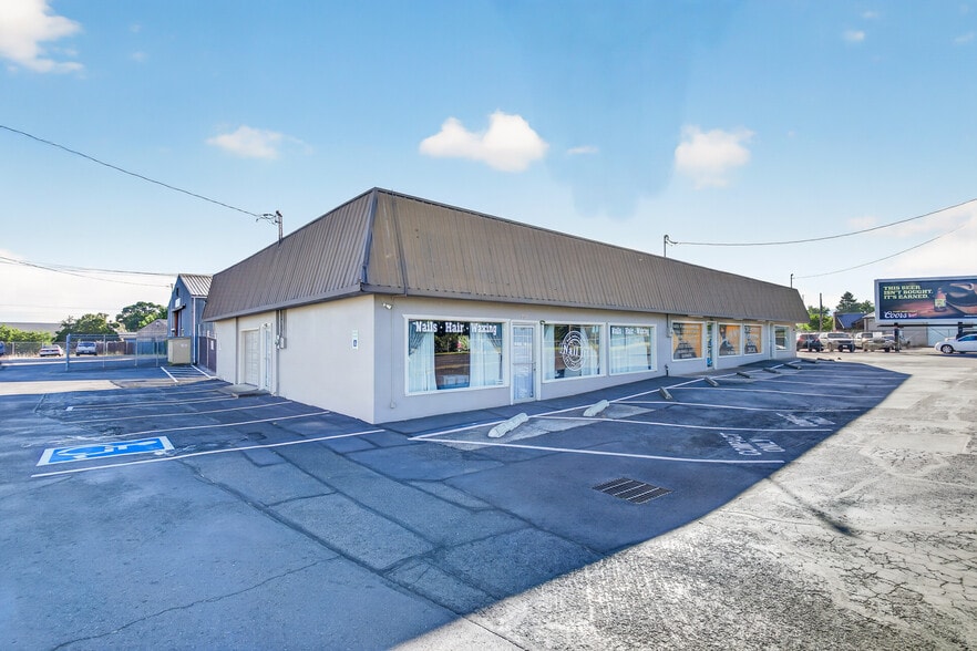 More Photos Of 2714 N Pacific Hwy, Medford Storefront Retail Office For Sale