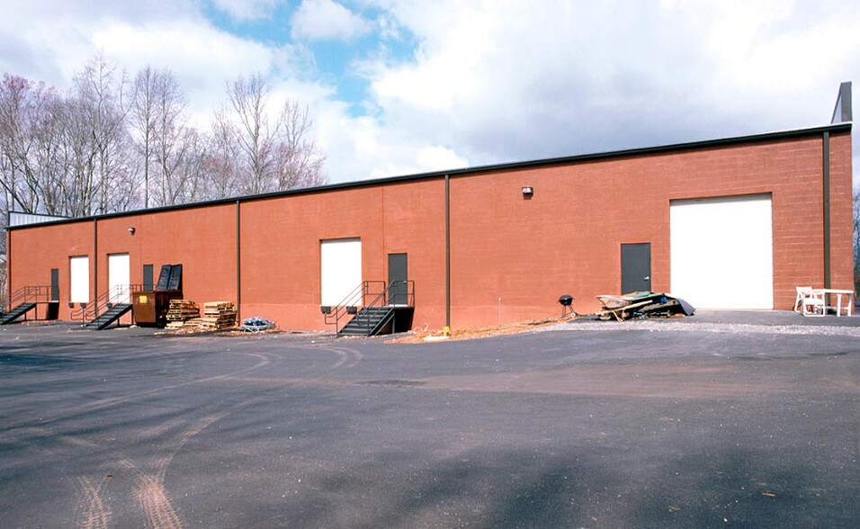 More Photos Of 2170 Brandon Trl, Alpharetta Distribution For Lease