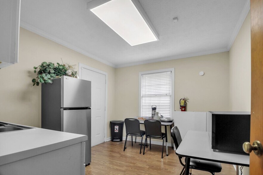 More Photos Of 1281-1283 Parker Rd SE, Conyers Office For Sale