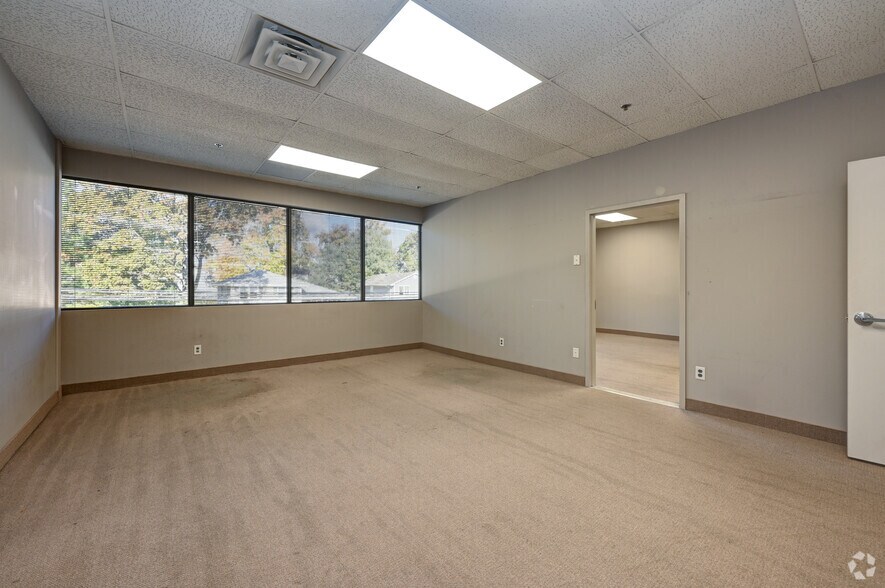 More Photos Of 190 Veterans Dr, Northvale Distribution For Lease