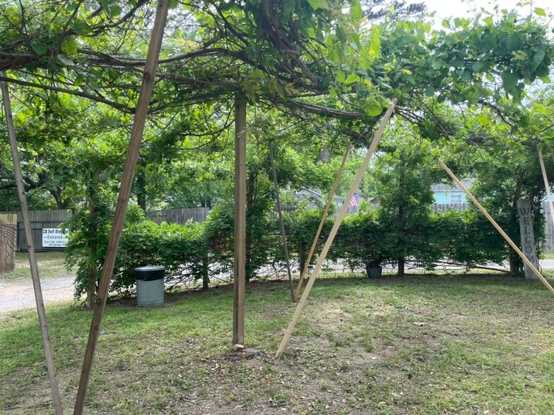 More Photos Of 314 E Pennsylvania Ave, Van General Retail For Sale