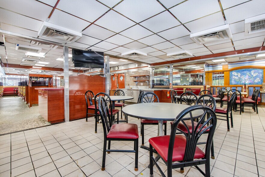 More Photos Of 2020 Greenwood Lake Tpke, Hewitt Restaurant For Lease