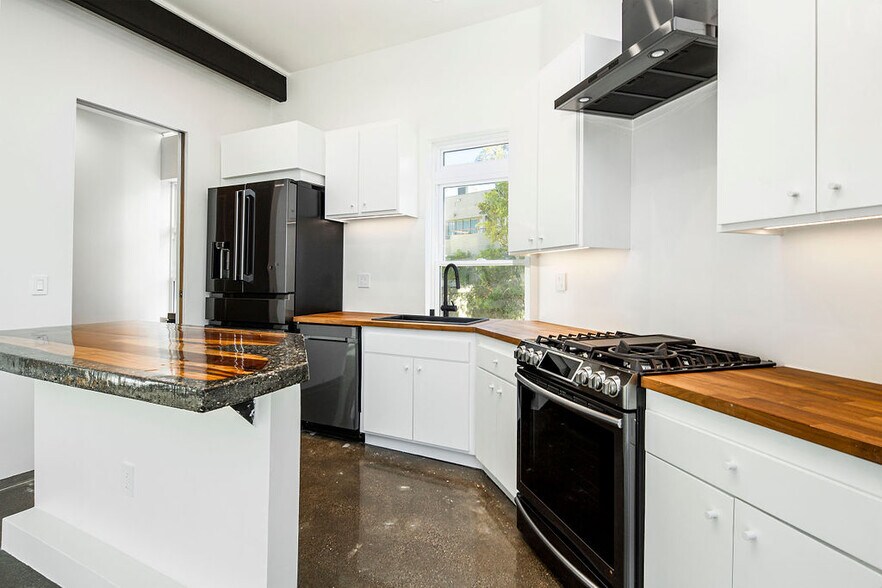 More Photos Of 1447 11th St, Santa Monica Office Residential For Sale