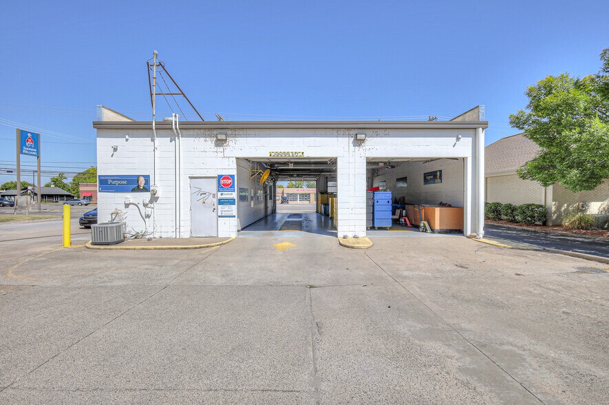 More Photos Of 327 W Main St, Hendersonville Freestanding For Sale