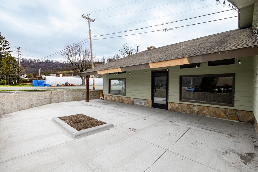 More Photos Of 110 High Country Sq, Banner Elk General Retail For Lease