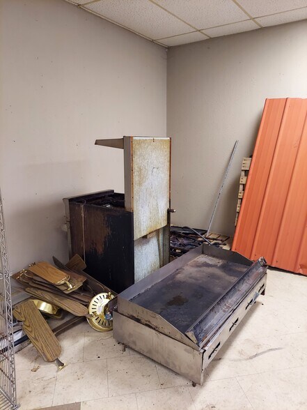 More Photos Of 101 Caldwell St, Paris Restaurant For Lease