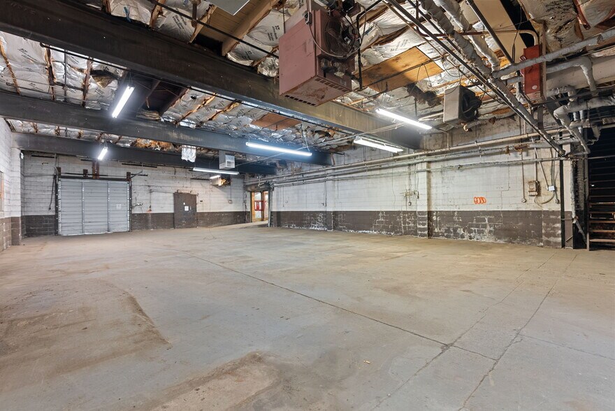 More Photos Of 314 E Market St, Warsaw Showroom For Sale