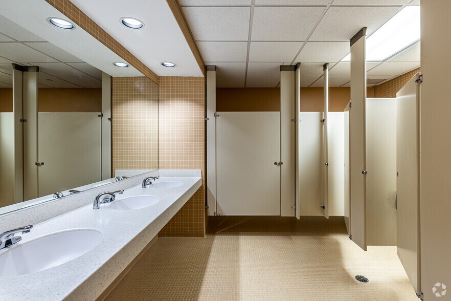 More Photos Of 4900 Main St, Kansas City Office For Lease