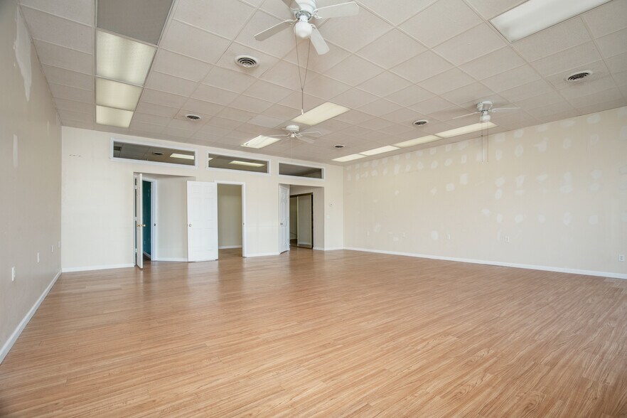 More Photos Of 4223 N Saint Peters Pky, Saint Peters General Retail For Lease