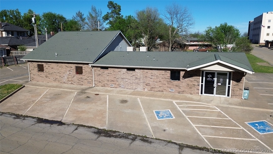 Primary Photo Of 1002 E Cherry St, Cushing Medical For Sale