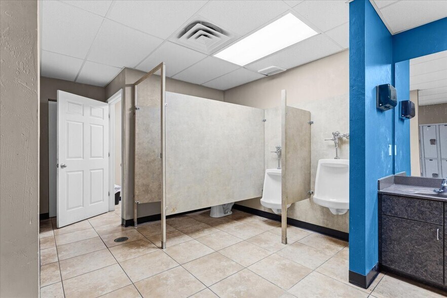 More Photos Of 15043 Main St, Alachua Showroom For Sale