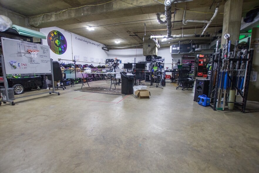 More Photos Of 2043 Empire Central Dr, Dallas Light Manufacturing For Sale