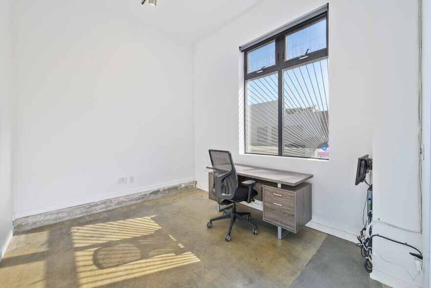 More Photos Of 4207-4215 W Jefferson Blvd, Los Angeles Loft Creative Space For Lease