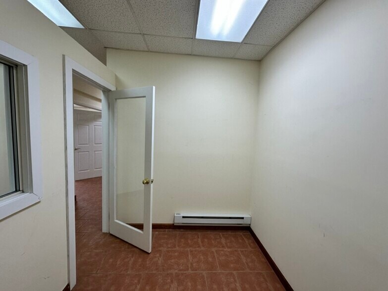 More Photos Of 76 Viaduct Rd, Stamford Warehouse For Lease