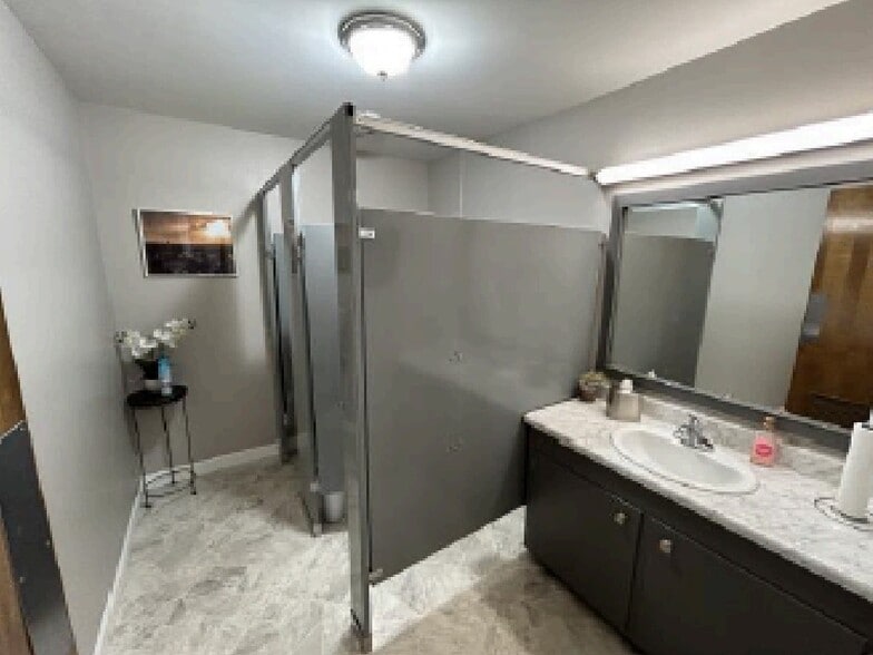 More Photos Of 1625 S 6th St, Springfield Medical For Sale