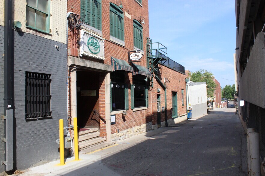 More Photos Of 210 Commercial Way, Jefferson City Flex For Sale